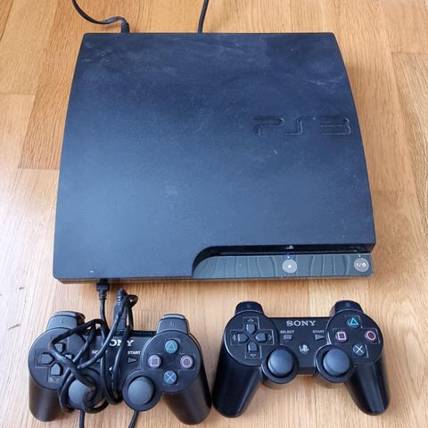 Playstation 3 med 2 kontroller og 16 spill