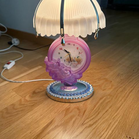 Søt, liten lampe med klokke