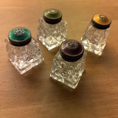 Saltbøsser i krystall med topp i 925 sølv og emlaje, 4 forskjellige farger.