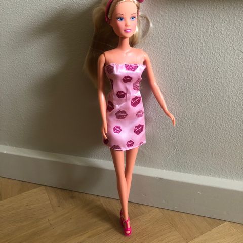 Ny dukke, likner Barbie