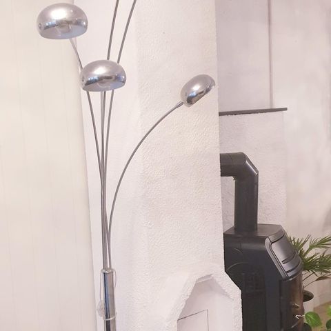 Elegant stålampe med stein/marble fot. Veier mye. Nesten ny!