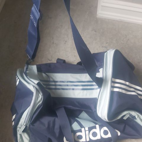 Ca 50 L. ADIDAS treningbag / reisebag / sportsbag. Blå / Grå.