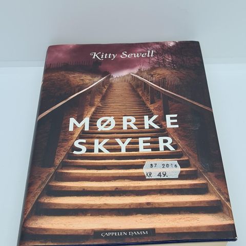 Mørke skyer - Kitty Sewell