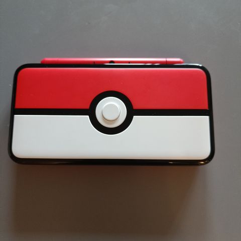 New Nintendo 2DS XL pokeball edition med original lader og penn