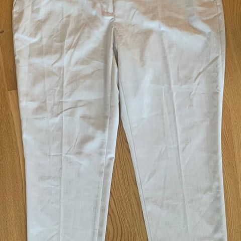 Bukse fra ZARA str 42, den er Ny selges kr 390,-