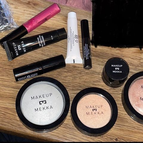 Masse forskjellig sminke fra makeup mekka selges