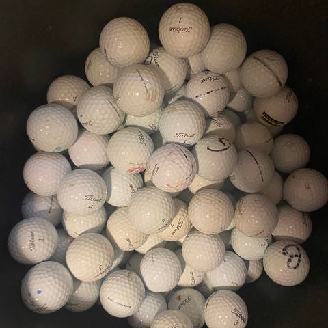 Golfballer selges, stort utvalg