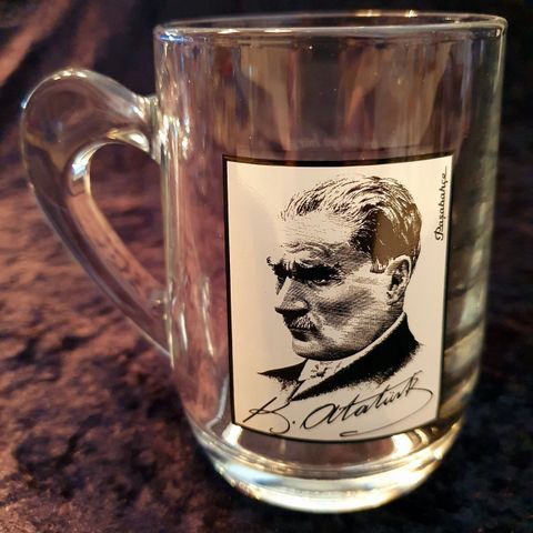 Mustafa Kemal Atatürk Krus/Kaffekrus/Tekrus Med Tekst På Baksiden