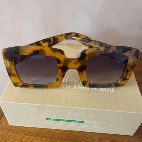 Brune solbriller fra CHPO