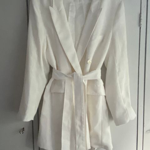 Lang hvit dobbeltspent blazer fra Zara Woman, str. XL