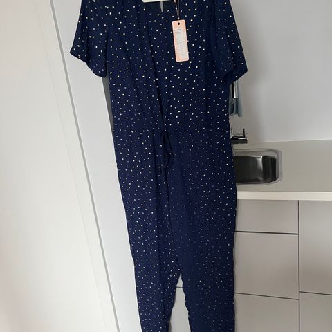 Saint Tropez Jumpsuit i str M, ubrukt med etiketter på.