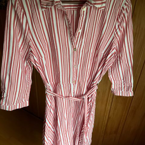 Kjole i 100% bomull fra HM striper rødt og hvitt