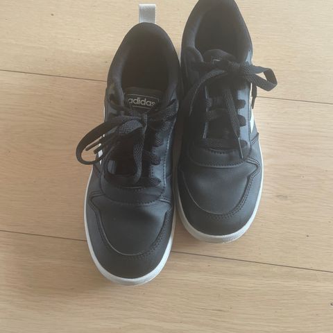 Adidas sneakers i str. 35 og 35,5 til salgs