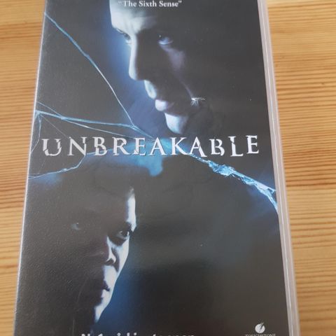 Unbreakable med Bruce Willis vhs