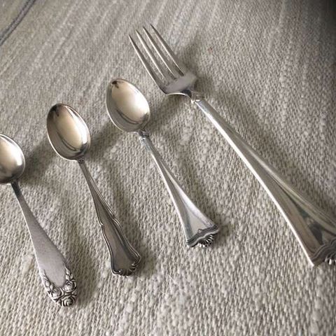 Sølv, teskjeer og gaffel. Martha, Hamretrose og Konval