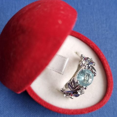 ny  ring med lys blå stein, gave til Jul