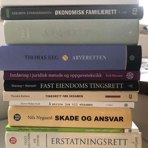Bøker brukt til førsteåret på juss i Bergen