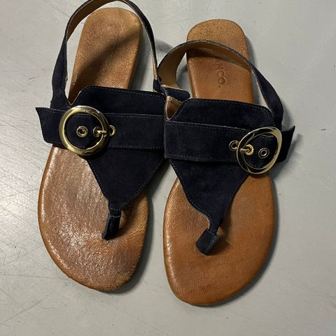 Flate sandaler fra Bianco, navy m/gulldetaljer (str 39)