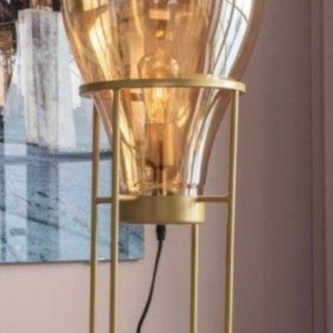 Bordlampe i glass og gullfarget metall