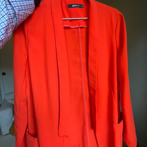 Oransje blazer fra Gina Tricot i str 38/M