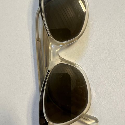 Solbriller fra 1950-tallet, med «perlemor» i innfatningen