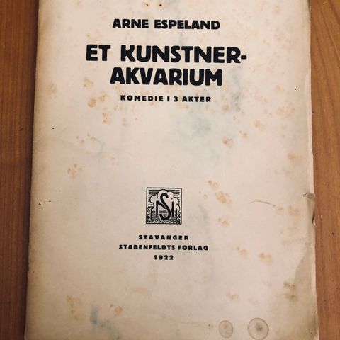 Antikk. Arne Espeland: Et kunstnerakvarium (komedie i 3 akter)