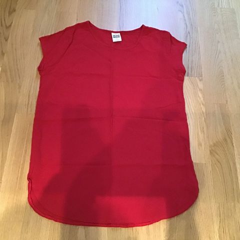Rød t-skjorte str. M fra Vero Moda