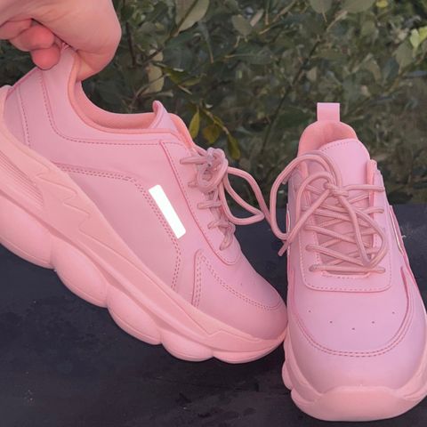 Barbie Rosa Sneakers for dame i størrelse 38 kun brukt 2 gang.