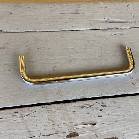 1 stk metallbøyler i krom Lengde 13 cm Dybde 3,5 cm