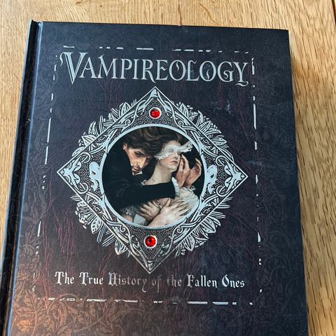Bok: Vampyrologi - den sanne historien om de falne Av Nicky Raven