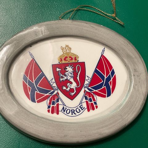 Norge Riksvåpen flagg - porselen/keramikk med oppheng