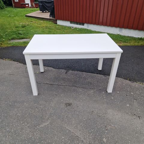 Spisebord i hvitt