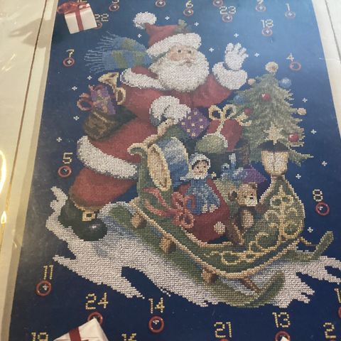 Vakker, detaljert og håndbrodert jule kalender. 40x62.