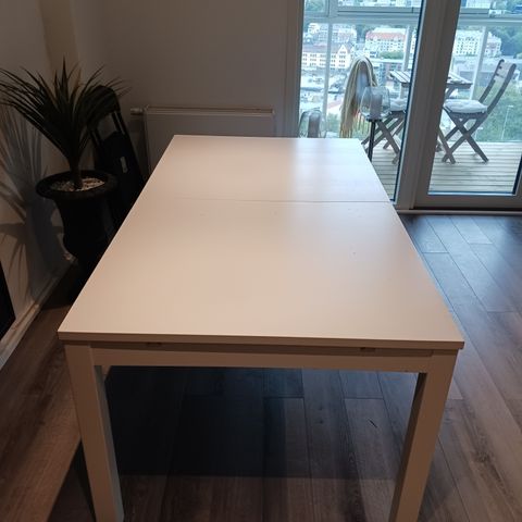 Spisebord IKEA med 8 stoler