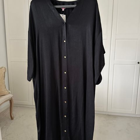 Utrolig flott sort kjole /kaftan m/gullknapper! Vid og lang / str S til XL