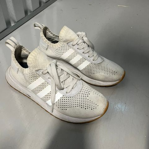 Adidas sneakers, hvite (str 40, små i størrelsen)