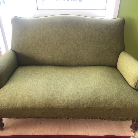 Vakker, grønn, ulltrukket sofa