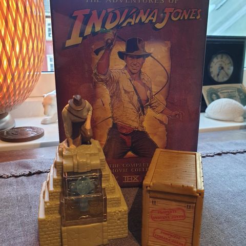 Ny Indiana Jones samleboks og 2stk leker selges samlet kr 300,-