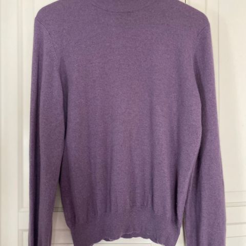 100% CASHMERE / KASJMIR halv høyhalset genser. Lys syrin / lilla.