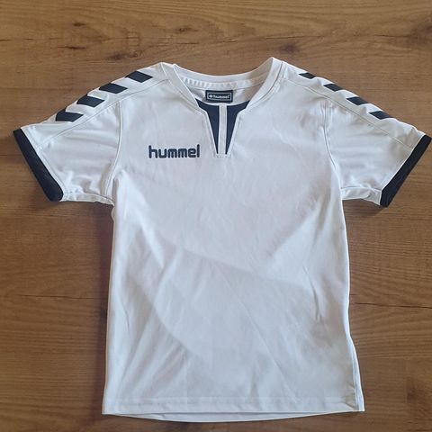 Hummel T skjorte  6-8år