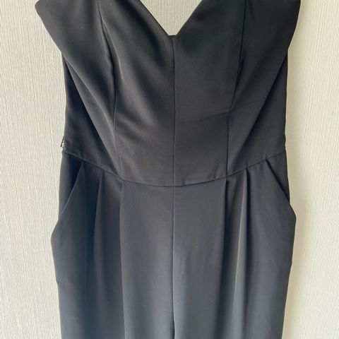 Svart jumpsuit str. 36