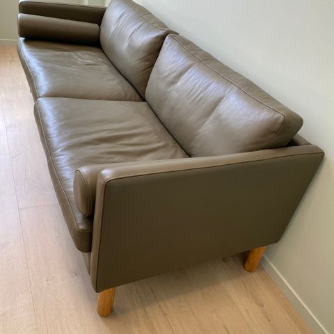 Dansk design: Olivenfarget lekker Saxo Classic sofa.