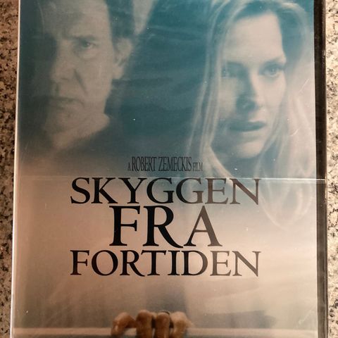 Skygger fra fortiden. Norsk tekst. Ny i plast.