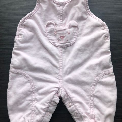 Søt lys rosa overall med bamselomme i str. 50 fra H&M jentebaby