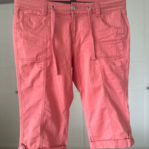 Flott shorts med god lengde / str 42 / ubrukt