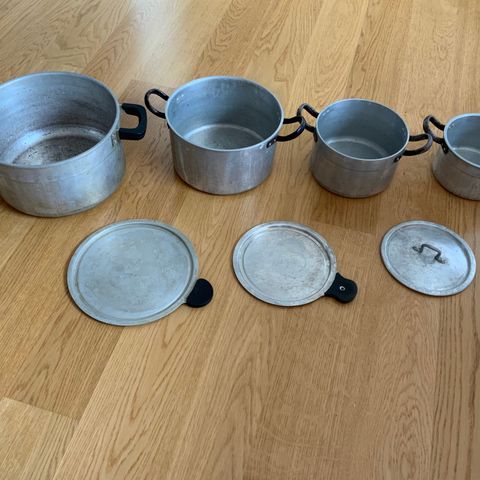 4 solide kasseroller i norsk aluminium, samlet kr. 500