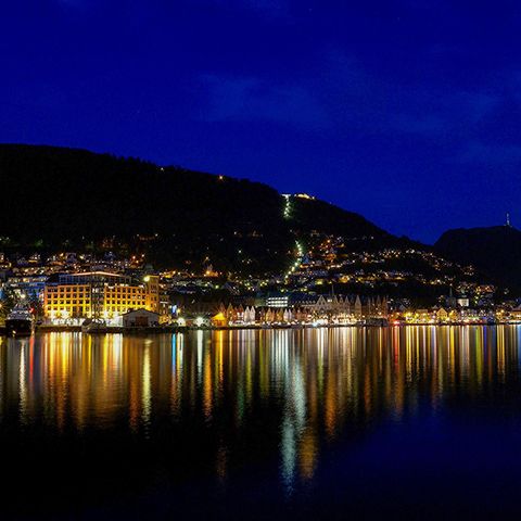 Bergen by om kvelden av fotograf Trond Spurkeland