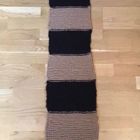 Hjemmestrikket skjerf 150 cm