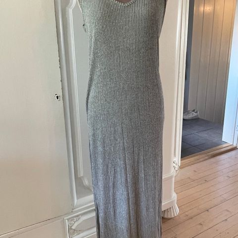 Sølvgrå Berschka kjole str M