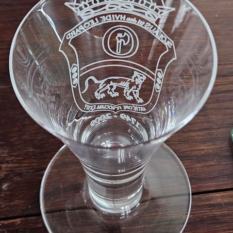 StOlaus til den hvide leopard/frimurerlosjen glass